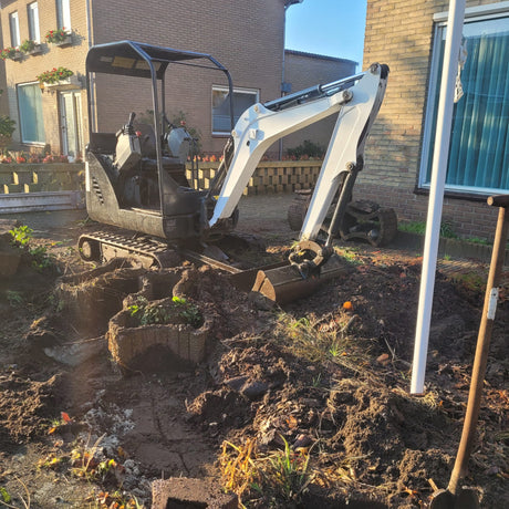 Grondverzet met minigraver of shovel Berlicum